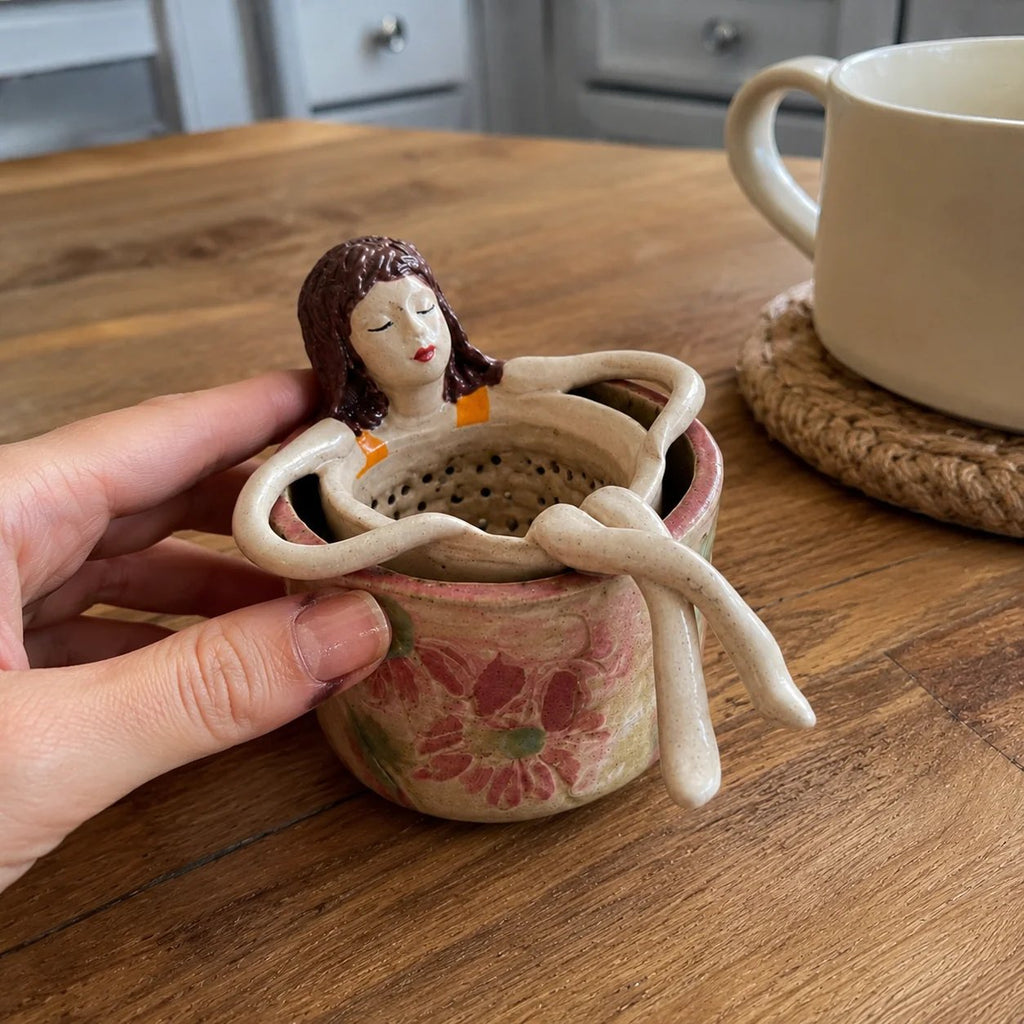 ☕ Hand-Glazed Sitting Lady Tea Infuser – Charming Everyday Ritual✨