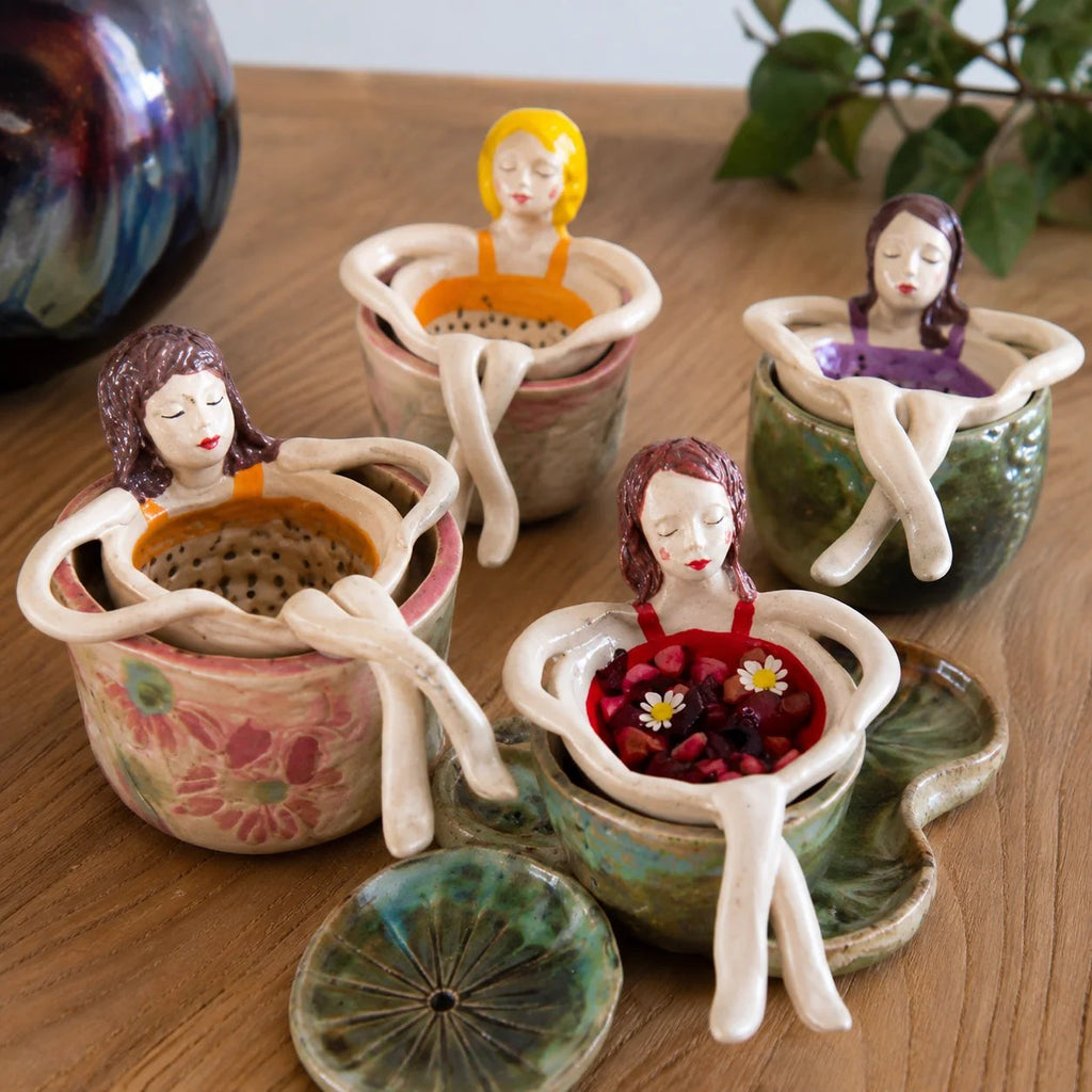 ☕ Hand-Glazed Sitting Lady Tea Infuser – Charming Everyday Ritual✨