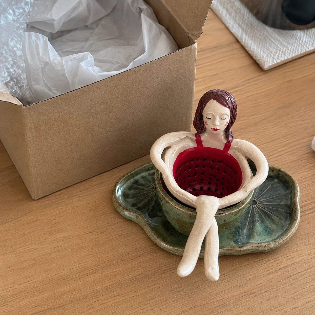 ☕ Hand-Glazed Sitting Lady Tea Infuser – Charming Everyday Ritual✨
