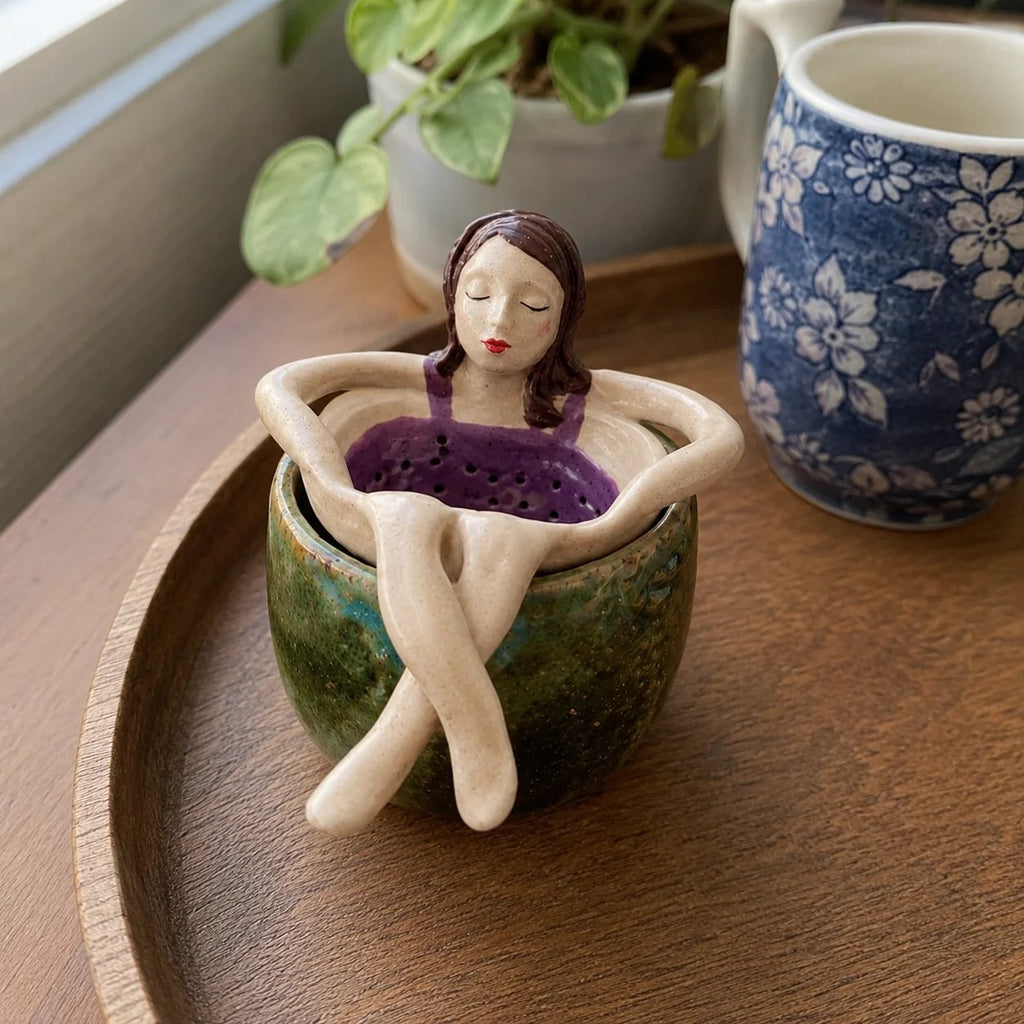 ☕ Hand-Glazed Sitting Lady Tea Infuser – Charming Everyday Ritual✨